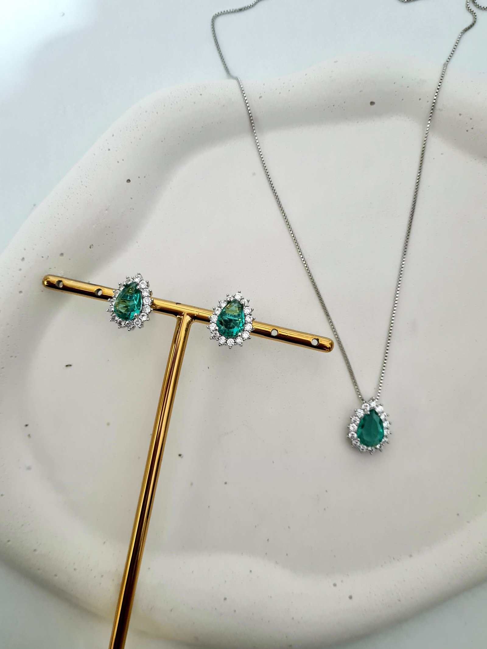 Conjunto gota esmeralda
