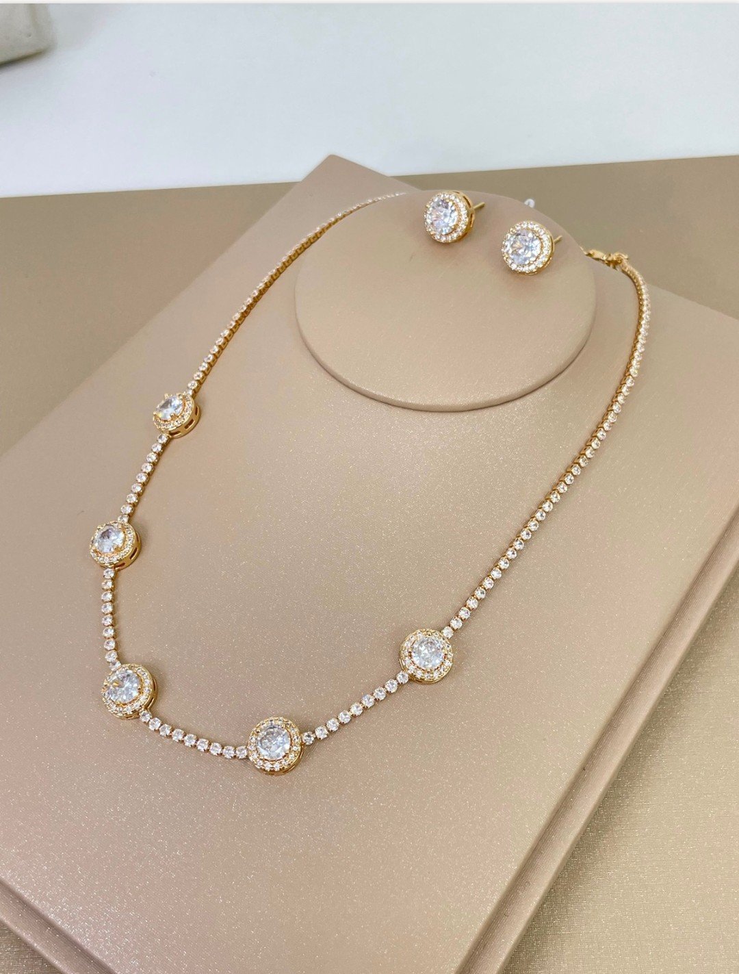 Conjunto redondo luxo